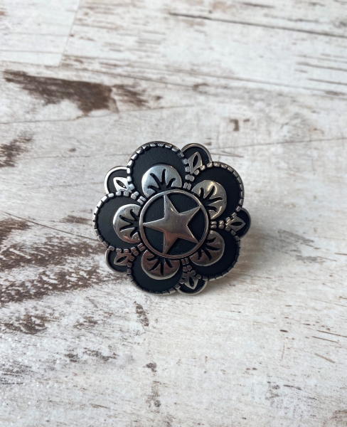 Floral Star Concho mit Loop Horse Shoe 1 1/2
